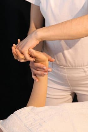 Kỹ thuật bấm huyệt bàn tay