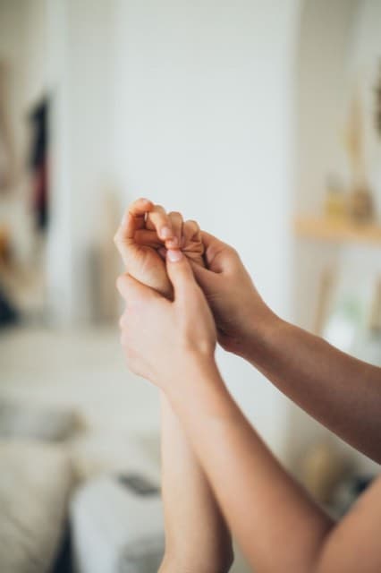 Người dùng tự bấm huyệt đầu ngón tay tại nhà